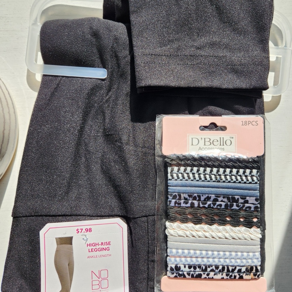 No Boundaries NOBO Ladies Med High-Rise Leggings - Black plus D'Bello hair ties